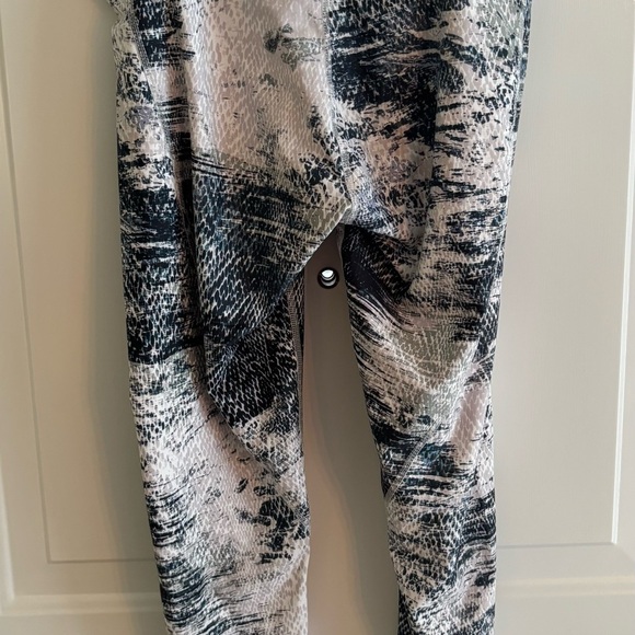 🖤 Fabletics High-Waisted Leggings | Snake Print | Size S - Picture 4 of 6